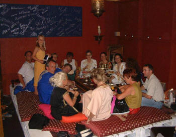 Portrait de groupe avec coussins