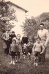 Lucien (tout à gauche) et sa famille italienne, les adultes derrière: Nonna Beta, Zia Assunta, Vito Fut (mari Cao) et devant: Maria-Lisa, Vittorino, Mirella, Virginio, Luciano
