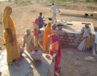 L'eau indispensable: la tirer du puits, autre labeur quotidien!