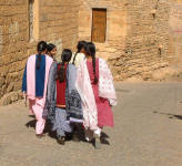 Les nattes demeurent mais le penjabi remplace quelquefois le sari